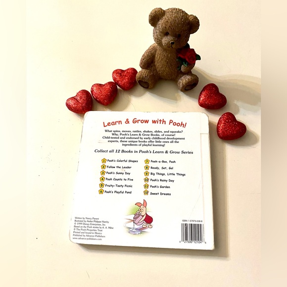 DISNEY’S Pooh Counts to Five Book, Educational Book Toy with Resin Bear & Hearts - Picture 3 of 6